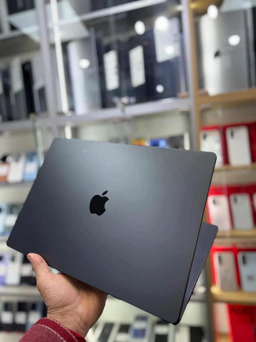 MacBook Pro  M 3  MAX 