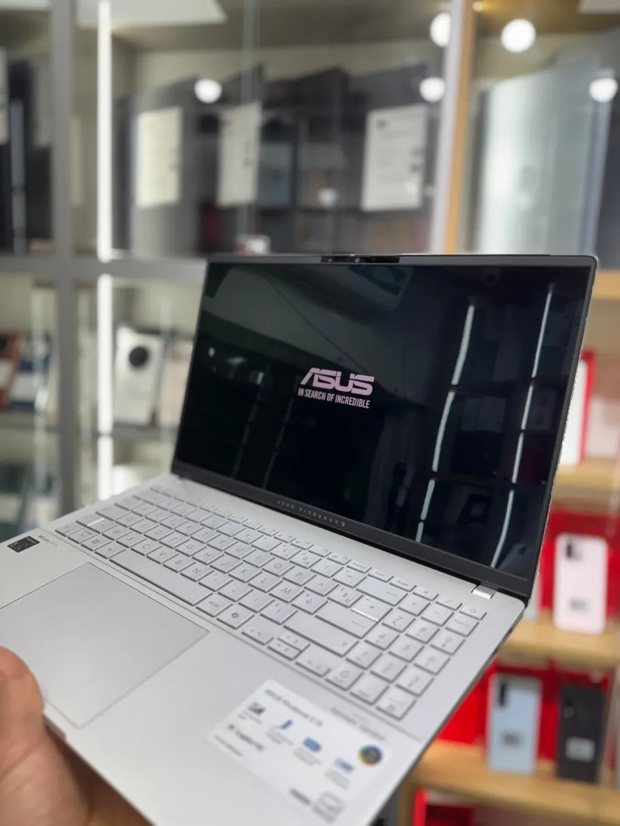 ASUS vivobook  S 15  OLED SNAPDRAGON X plus 