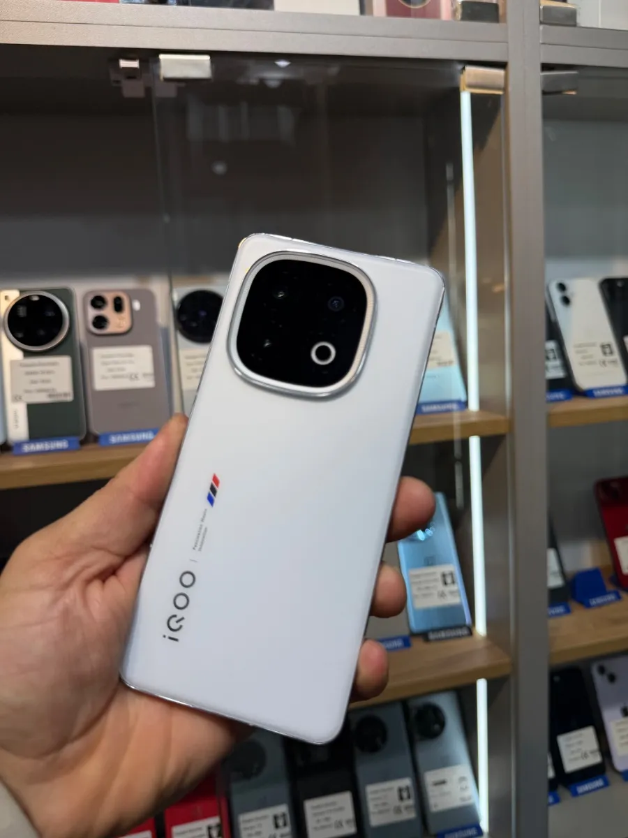 IQOO 13 BMW  ( 16G / 512G )