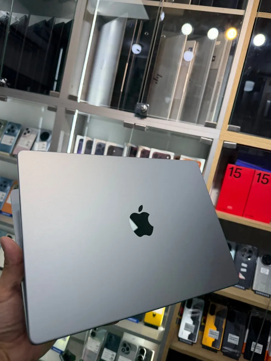 MacBook Pro m 2 Max 